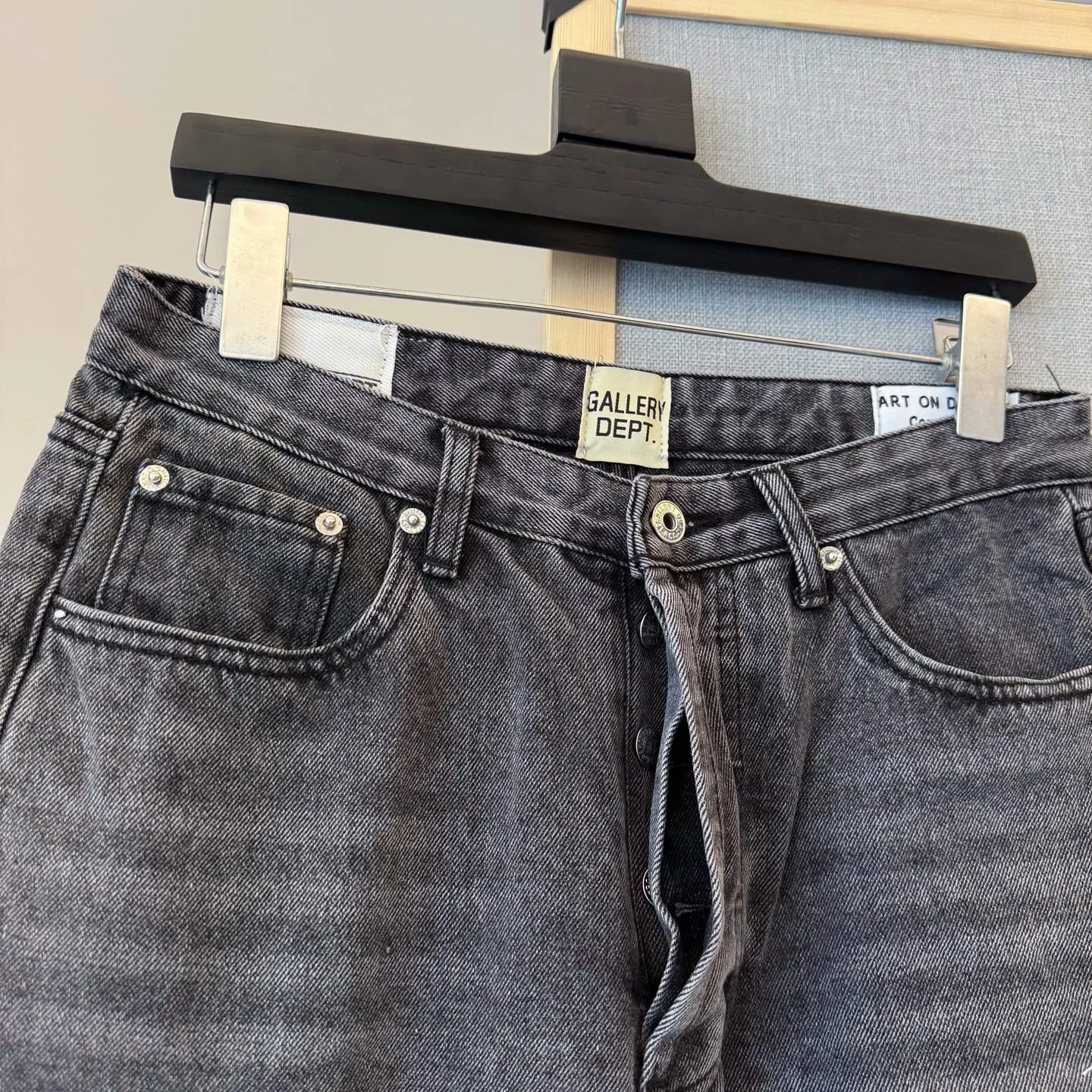 P250 model number: D325 GALLERY DEPT & Chrome hearts. Spliced cross loose washed flared jeans to truly restore the ultimate vintage texture. Original hardware accessories, washed and other elevators, QR code analysis are all purchased from the original factory, high degree of restoration, you are welcome to compare the products~ Three-dimensional version, loose and comfortable, not picky about the figure, taller and slimmer, factory Seiko, original quality control, same style for men and women, can be matched with couples, versatile recommendation, must-have jeans for all seasons Trendy people have been disappointed. From the quality selection of fabrics, the tailoring of details, and the matching of patterns, everything is impeccable! The upper body is so handsome when worn...it can be easily worn by men, women and children! The craftsmanship is made of heavy-duty washed pure cotton denim fabric. After washing, it is soft and thick. It is very stylish when worn. Size: 28, 30, 32, 34, 36 (S-XXL) Color: Stitching Size reference # 28 trouser length 100 waist 72 30 trouser length 102 waist 76 32 trouser length 104 waist 80 34 trouser length 106 waist 84 36 pants length 108 waist circumference 88